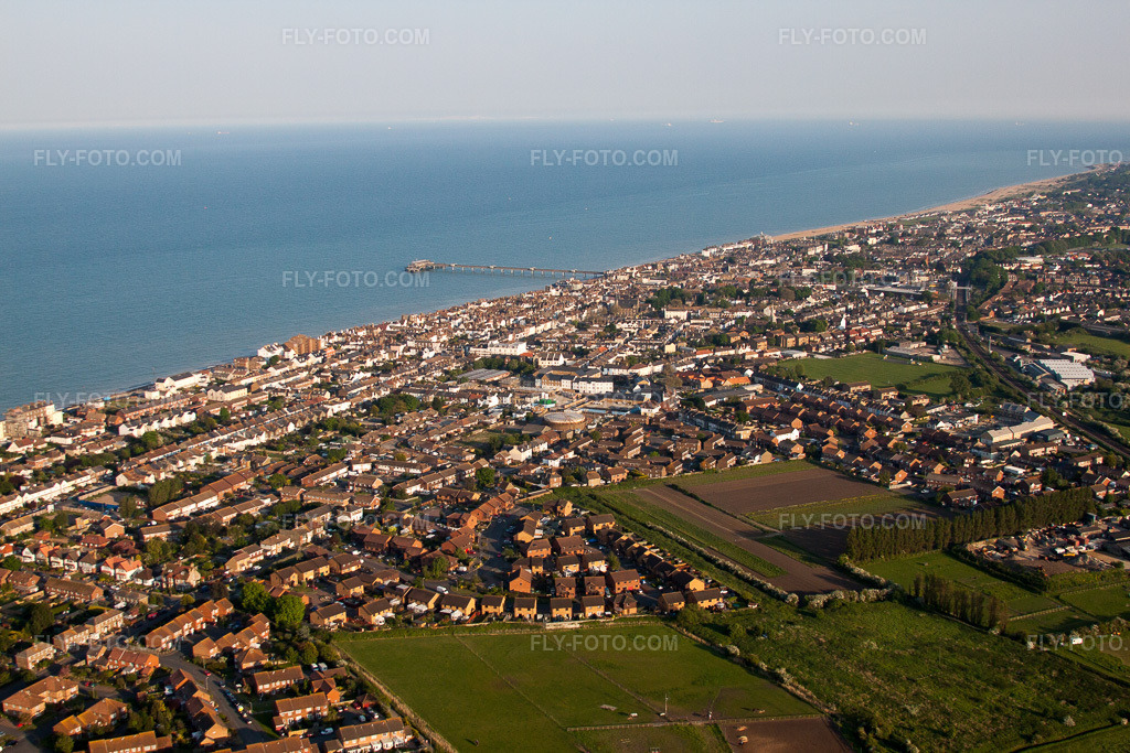 Aerial view: View of the town in Deal in the state England, Great Britain. – Photo: IMG_50700.jpg taken on 05/27/2012 by Werner Riehm/FLY-FOTO.com – Resolution of the original: 4752 x 3168 px