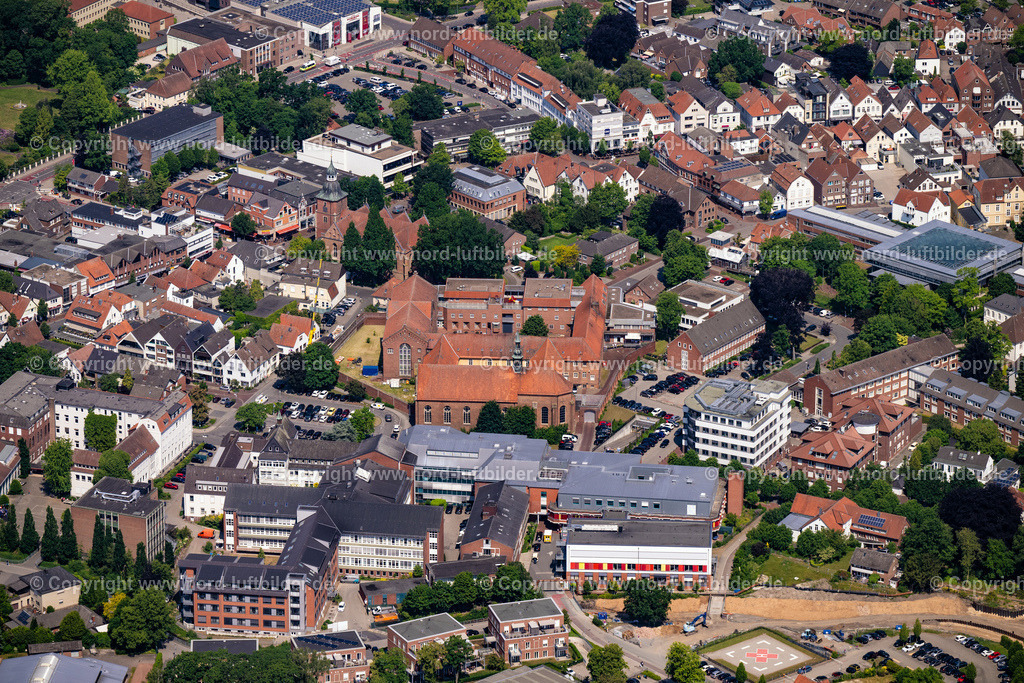 Vechta_Justitzvollzugsanstallt_Fraün_ELS_0788050623 | VECHTA 05.06.2023 Gefängnis- Gelände und Sicherheitsumzäunung der Justizvollzugsanstalt JVA für Frauen an der Straße An der Propstei in Vechta im Bundesland Niedersachsen, Deutschland. // Prison grounds and high security fence Prison fuer Frauen on street An der Propstei in Vechta in the state Lower Saxony, Germany. Foto: Martin Elsen