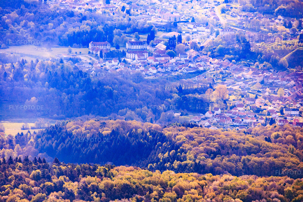 Luftbild: Quartier, Rue Colonel Teyssier mit MAUSA on the Bitche - Musée d'Art Urbain et du Street Art und Marché Couvert in Bitsch im Bundesland Moselle in Frankreich.Foto: IMG_154847.jpg vom 18.04.2026 durch Werner Riehm/FLY-FOTO.deAuflösung des Originals: 6000 x 4000 pxWWW.MAUSA.FR