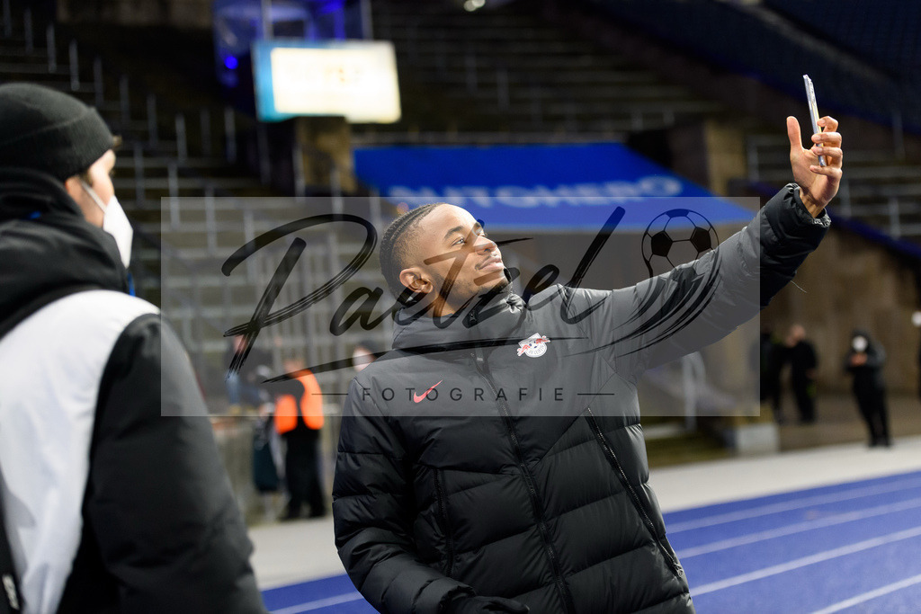 BSCRBL20220220_115 | Fussball, Herren: Christopher Nkunku (RB Leipzig) schaut bei dem Spiel der 1. Bundesliga zwischen Hertha BSC und RB Leipzig im Olypiastadion am 20.02.2022 in Berlin, Deutschland.DFB / DFL REGULATIONS PROHIBIT ANY USE OF PHOTOGRAPHS AS IMAGE SEQUENCES AND/OR QUASI-VIDEO. - Realisiert mit Pictrs.com