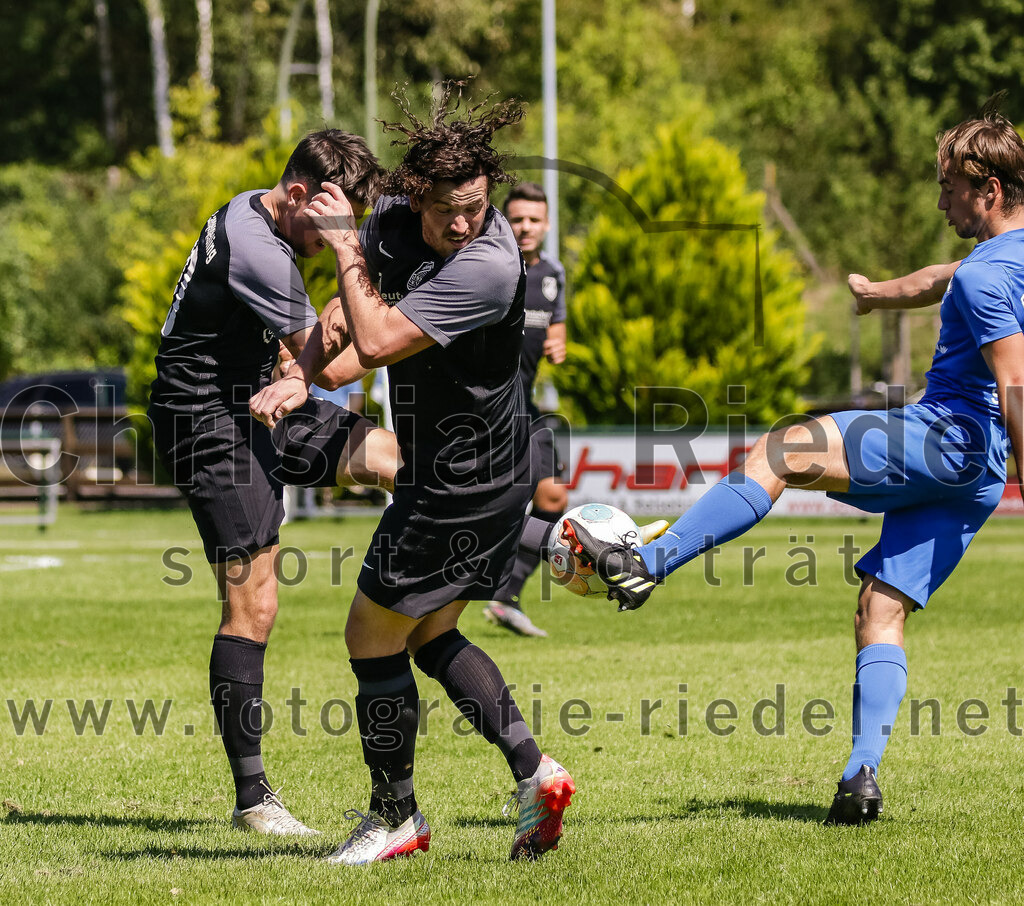 2023-08-12_039_FC_Langengeisling_gegen_ESV_Freilassing | Erding, Deutschland, 12.08.2023:
Fußball, Bezirksliga Oberbayern Ost 2023 / 2024, 4. Spieltag, FC Langengeisling gegen ESV Freilassing, Endergebnis: 2:1

Maximilian Maier (FC Langengeisling, #10), Fabian Aigner (FC Langengeisling, #19), Marco Schmitzberger (ESV Freilassing, #8)

Foto: Christian Riedel / fotografie-riedel.net