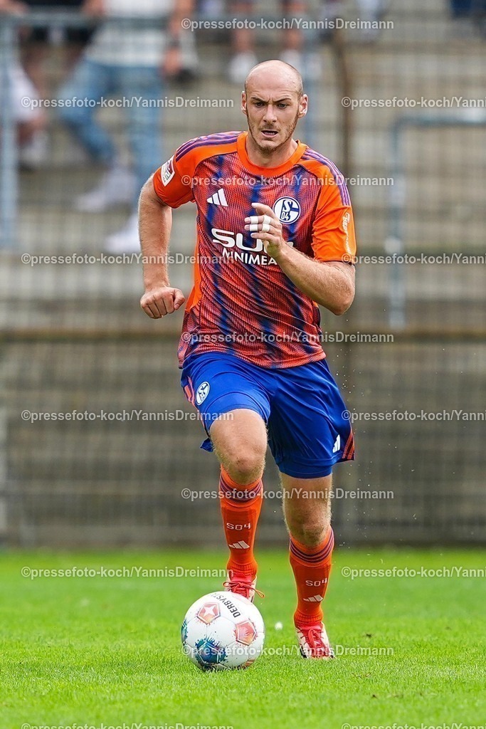 xYDR20072501100 | 20.07.2025, xydrx, Fußball, Rot Weiss Ahlen - FC Schalke 04, Testspiel, Wersestadion: Henning Matriciani (FC Schalke 04 #41)
