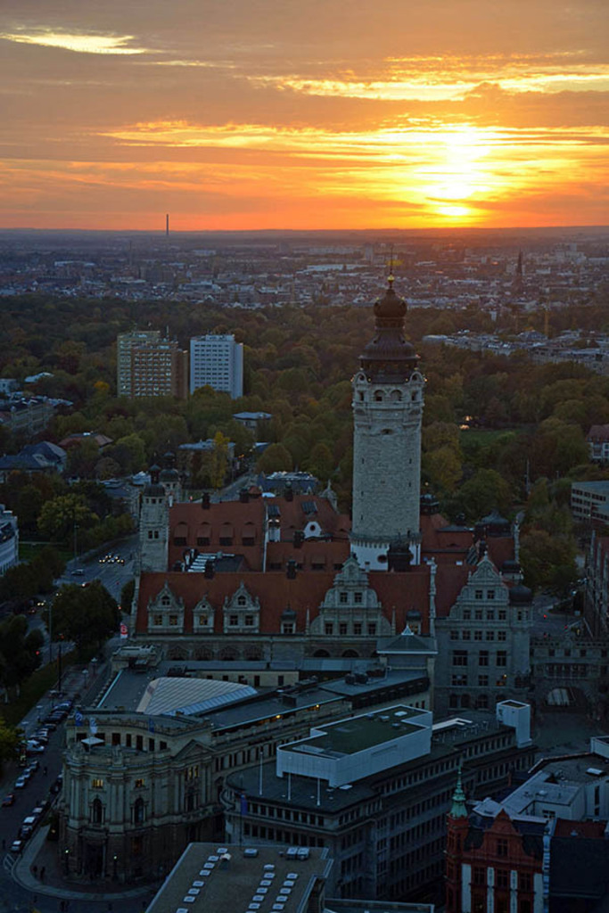 Bildlexikon Leipzig - Neues Rathaus - Sonnenuntergang | Das Team hinter BILDLEXIKON LEIPZIG bündelt historische wie aktuelle Informationen über die Stadt Leipzig in Text und Bild auf einer Plattform und stellt diese der interessierten Öffentlichkeit zur Verfügung.
