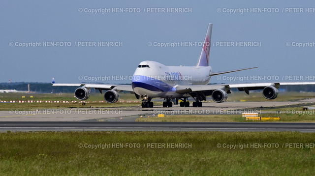 Frankfurt (Main) Impressionen | 01.06.2023 Boeing 747-400F China Airlines registration number B-18710 auf Warteposition für Start auf Flughafen (Foto: Peter Henrich) - Realisiert mit Pictrs.com