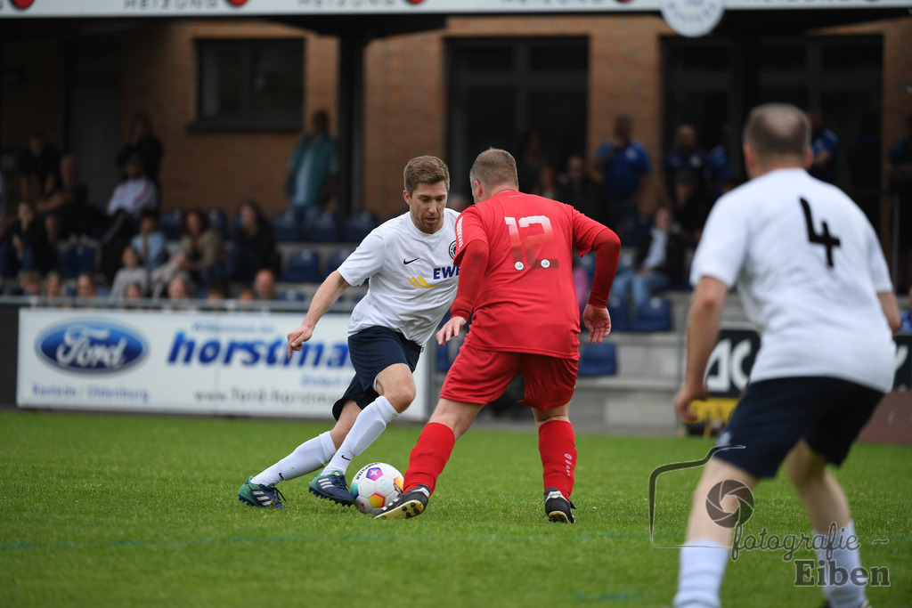 SV Brake Ü40-BW Bümmerstede (Ü40) | Kreispokal Finale Jade-Weser-Hunte Ü40; SV Brake Ü40 (rot)-BW Bümmerstede Ü40 (weiß) am 15.06.2025 in Rastede (Sportanlage Köttersweg), Photo: Philip Eiben 2025 - Realisiert mit Pictrs.com