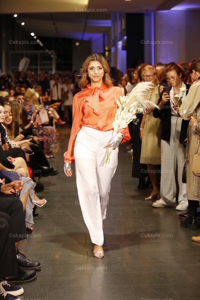 Deutschland: Fashionshow Silvermagic der brasilianischen Designerin Aline CELI während der Fashion Week Berlin | 08.09.2022, Berlin, Deutschland, Models laufen bei der Modenschau Silvermagic der brasilianischen Designerin Aline CELI während der Fashion Week Berlin im Autohaus König am 8. September 2022 in Berlin, Deutschland, über den Laufsteg.