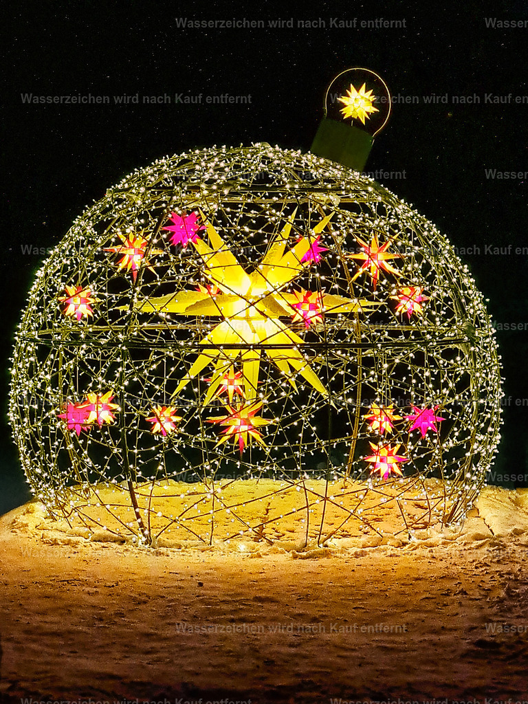 Herrnhut - Herrnhuter Sterne, Sternmanufaktur | Eine festlich dekorierte Kugel mit leuchtenden Herrnhuter Sternen vor der Sternmanufaktur – ein stimmungsvoller Blickfang, der Tradition, Handwerkskunst und weihnachtliche Atmosphäre vereint. - Realisiert mit Pictrs.com