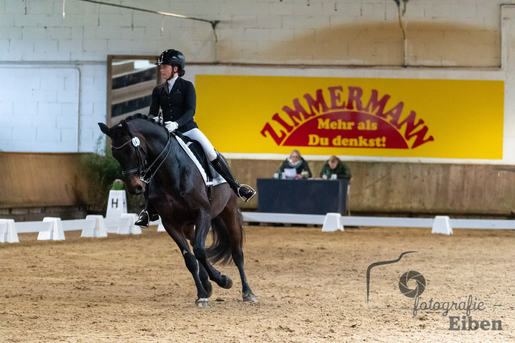 Dressurprüfung Kl.S* RC Helle | Lena Sophie Osterloh (RURV Rastede) mit dem Pferd Bourani R ;Dressurprüfung Kl.S* RC Helle am 15.04.2023 in Gristede (Reithalle RC Helle), Deutschland, Photo: Philip Eiben 2023 - Realisiert mit Pictrs.com