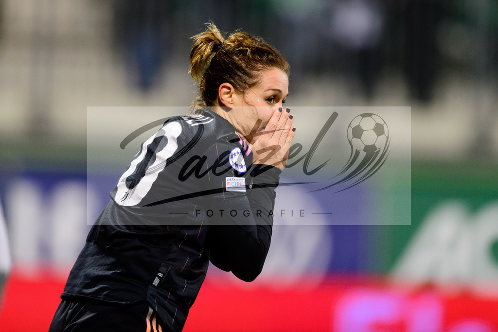 WOBJUV20211118_035 | Fussball, Frauen: Cristiana Girelli (Juventus FC) enttaeuscht bei dem Spiel der UEFA Women´s Champions League zwischen VfL Wolfsburg und Juventus Turin im AOK-Stadion am 18.11.2021 in Wolfsburg, Deutschland. - Realisiert mit Pictrs.com