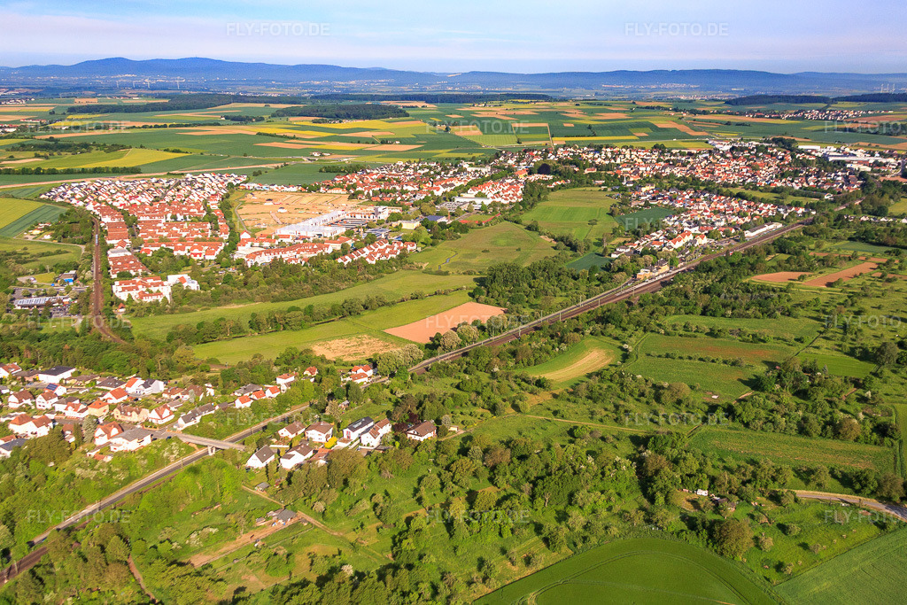 Luftbild: Ortsansicht von Osten mit Neubaugebiet Dichterviertel (Heinrich-Heine-Straße) in Erschliessung im Ortsteil Heldenbergen in Nidderau im Bundesland Hessen in Deutschland. Foto: IMG_088825.jpg vom 20.05.2016 durch Werner Riehm/FLY-FOTO.de