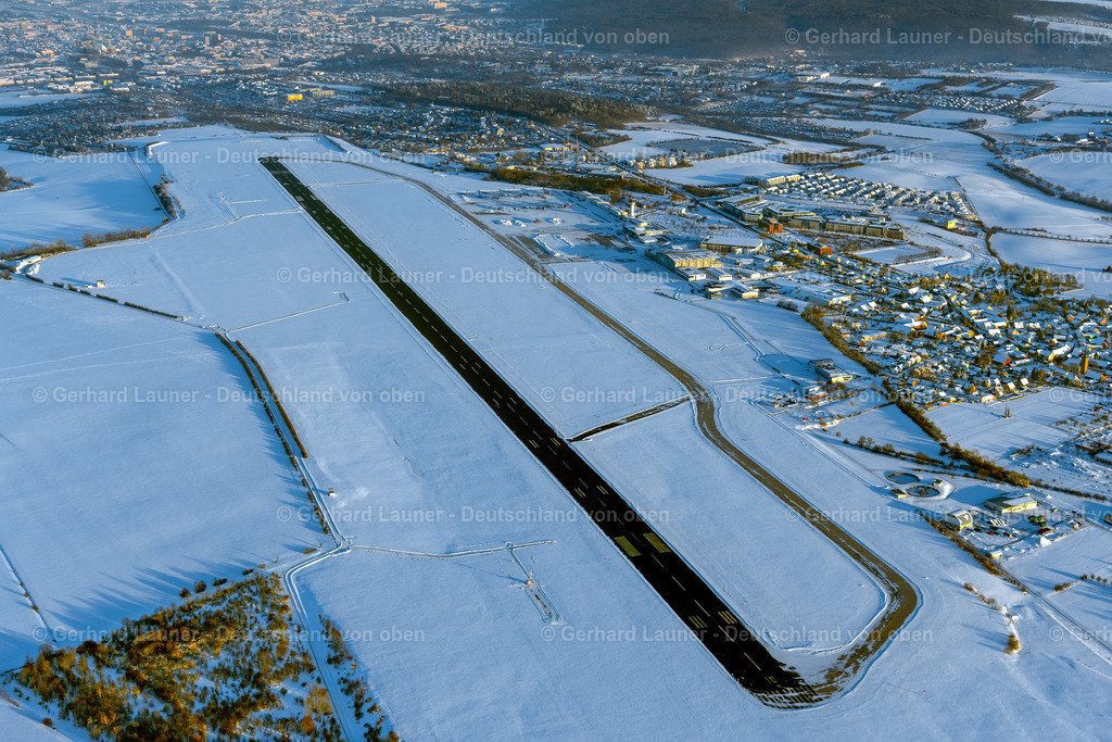 4045116 | ERFURT 14.02.2021 Winterlich schneebedeckte Start- und Landebahnen mit Rollwegen Hangaranlagen und Terminals auf dem Gelände des Flughafen im Ortsteil Bindersleben in Erfurt im Bundesland Thüringen, Deutschland. Weiterführende Informationen bei: Flughafen Erfurt GmbH. // Wintry snowy runway with hangar taxiways and terminals on the grounds of the airport in the district Bindersleben in Erfurt in the state Thuringia, Germany. Further information at: Flughafen Erfurt GmbH. Foto: Gerhard Launer