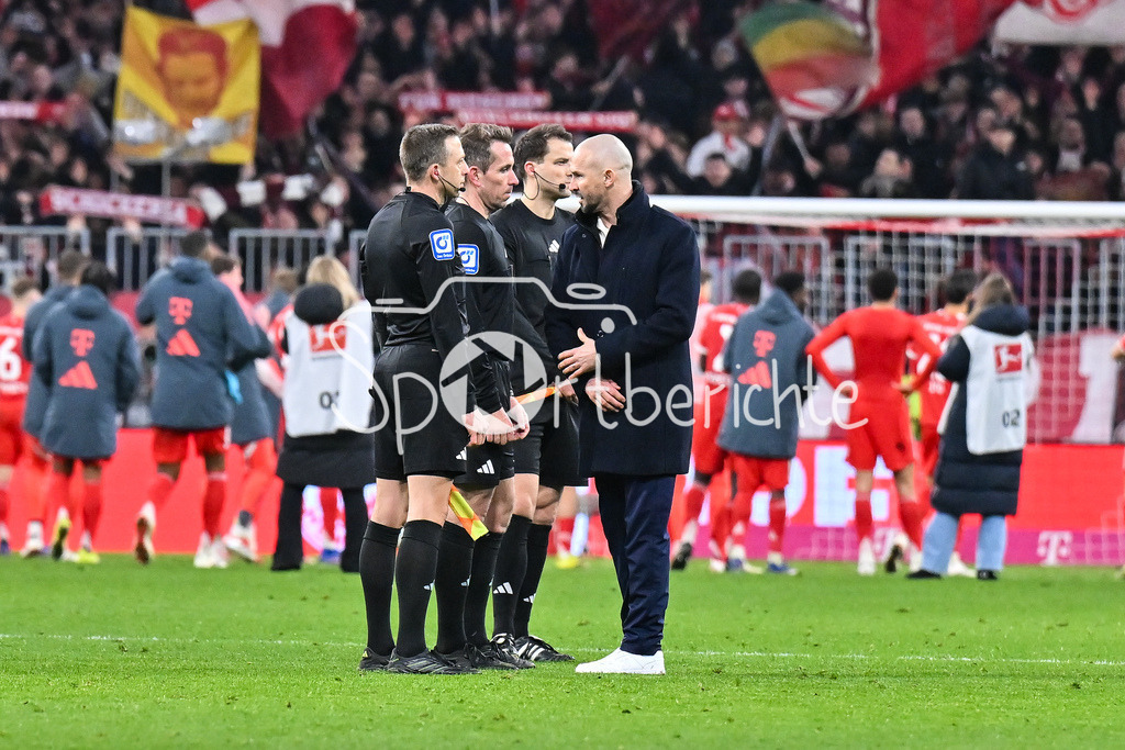 FC Bayern München - TSG 1899 Hoffenheim | MUNICH, GERMANY - 08. FEBRUARY: Es gab gesprächsbedarf zwischen Schiedsrichter Tobias STIELER und Christian ILZER Trainer TSG 1899 Hoffeneheim nach dem Bundesligamatch zwischen dem FC Bayern München und der TSG 1899 Hoffenheim am 21. Spieltag in der Allianz Arena / DFL REGULATIONS PROHIBIT ANY USE OF PHOTOGRAPHS AS IMAGE SEQUENCES AND/OR QUASI-VIDEO