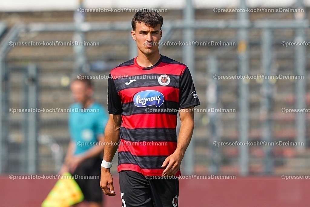 xydr03082501100 | 03.08.2025, xydrx, Fußball, 3.Liga, Viktoria Köln - FC Schweinfurt 05, Saison 2025 2026, Sportpark Höhenberg: Leonhard Muenst (Viktoria Köln #5)  DFB regulations prohibit any use of photographs as image sequences and or quasi-video.