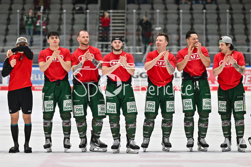 Augsburger Panther - Löwen Frankfurt | AUGSBURG, GERMANY - 16. JANUARY: Die Spieler der Hausherren feiern zusammen mit den Fans den Heimsieg gegen Frankfurt nach dem Match zwischen den Augsburger Panthern und den Löwen Frankfurt am 40. Spieltag der penny DEL im Curt Frenzel Stadion - Tim WOHLGEMUTH (Augsburger Panther 33), Fabrizio PILU (Augsburger Panther 68), Maximilian RENNER (Augsburger Panther 58), D. J. BUSDEKER (Augsburger Panther 14), Cody KUNYK (Augsburger Panther 20), Madison BOWEY (Augsburger Panther 22), Riley DAMIANI (Augsburger Panther 19)