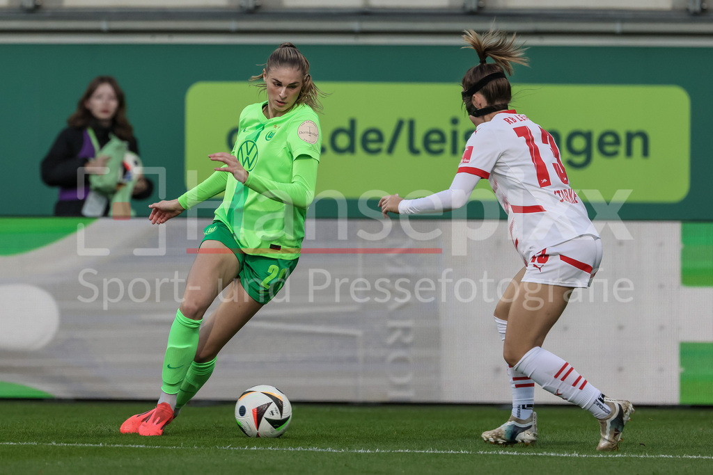 Fussball, Google Pixel Frauen-Bundesliga, VfL Wolfsburg - RB Leipzig | v.li.: Jule Brand (VfL Wolfsburg, 29) und Sandra Starke (RB Leipzig, 13) im Zweikampf, Duell, Dynamik, Aktion, Action, Spielszene, DIE DFB-RICHTLINIEN UNTERSAGEN JEGLICHE NUTZUNG VON FOTOS ALS SEQUENZBILDER UND/ODER VIDEOÄHNLICHE FOTOSTRECKEN. DFB REGULATIONS PROHIBIT ANY USE OF PHOTOGRAPHS AS IMAGE SEQUENCES AND/OR QUASI-VIDEO.