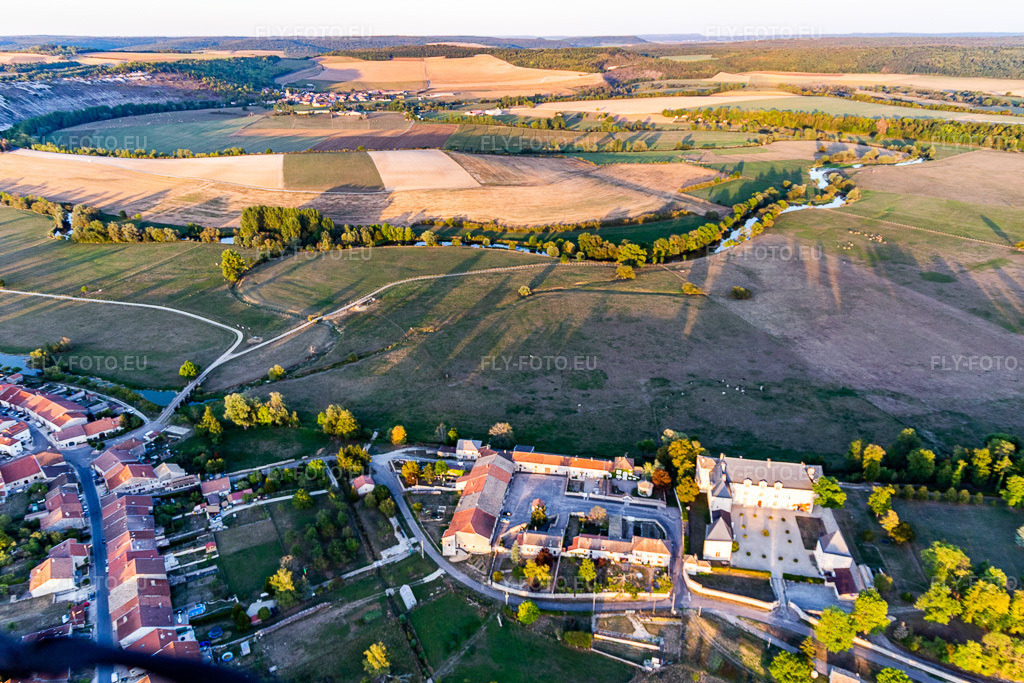 Vue aérienne: Château de Montbras à Montbras dans le département Meuse, France. Photo: IMG_118372.jpg prise le 15/09/2019 par Werner Riehm/FLY-FOTO.eu – Résolution de l'original: 5346 x 3564 px