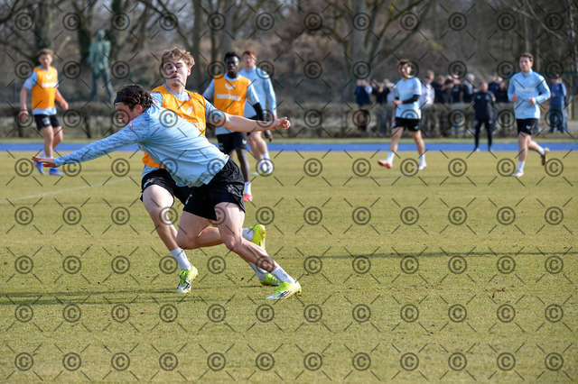 RGE_8367b | Hertha BSC, 2.Bundesliga, Herren, Training auf dem Hanns-Braun-Platz, Saison 2025/26, im Bild vorn Fabian Reese  ( Hertha BSC ),  dahinter Niklas Hildebrandt ( Hertha BSC ), 11.03. 2026, Fotograf: Ralf Gebhardt - Realisiert mit Pictrs.com