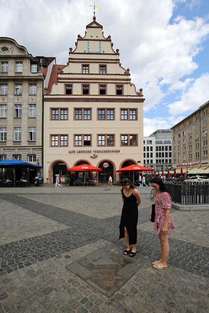 Foto: Leipzig - Alte Waage - Bodentafel - Leipzig im Schnittpunkt alter Handelsstraßen | Das Team hinter BILDLEXIKON LEIPZIG bündelt historische wie aktuelle Informationen über die Stadt Leipzig in Text und Bild auf einer Plattform und stellt diese der interessierten Öffentlichkeit zur Verfügung.