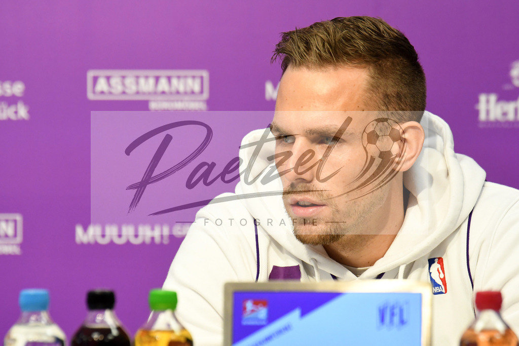 20200127_PKOSNA_0023 | Fußball, Herren: Maurice Trapp (VfL Osnabrück) schaut bei der Pressekonferenz des VfL Osnabrück am 27.01.2020 im Stadion an der Bremer Brücke in Osnabrück, Deutschland.(Foto von Nico Paetzel) - Realisiert mit Pictrs.com