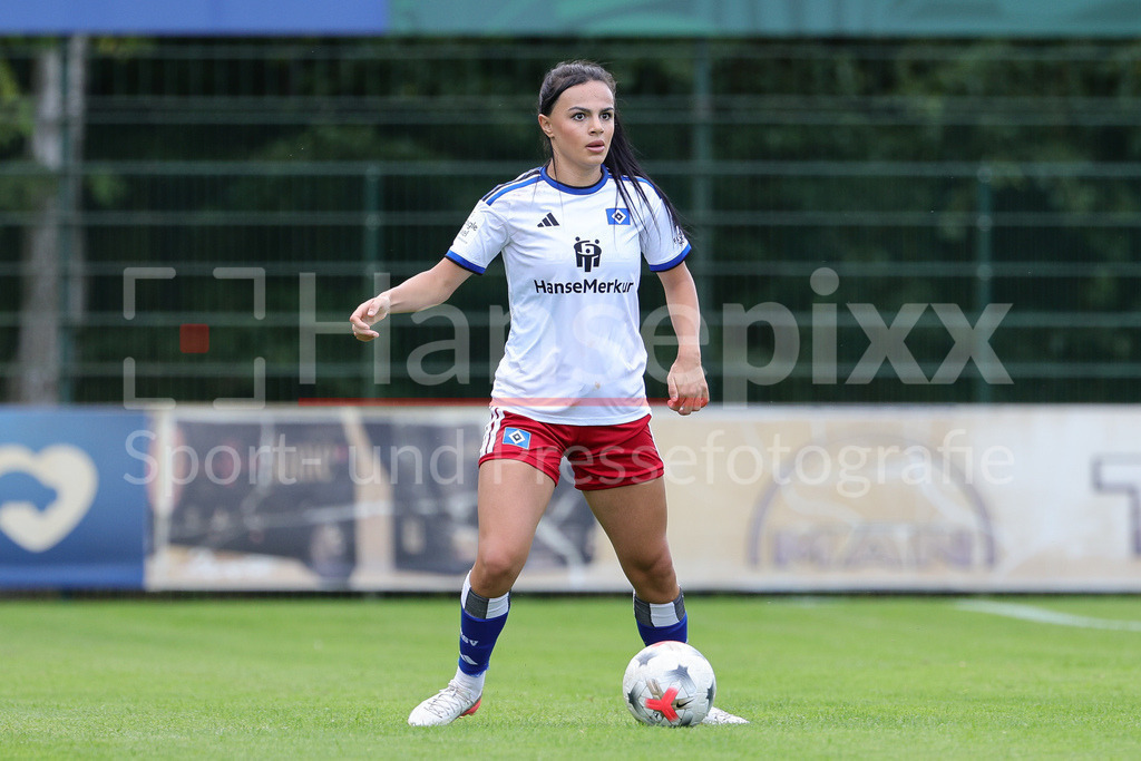 Fussball, Testspiel Frauen, SV Werder Bremen - Hamburger SV | Nigar Mirzaliyeva (Hamburger SV, HSV, 4) am Ball, Freisteller, Einzelbild, Ganzkörper, Aktion, Action, Spielszene