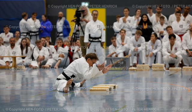 20231118-_11A3616-DM-TAEKWONDO-HEN-FOTO | 18.11.2023 Kampfsport Internationale Deutsche Meisterschaft Traditional Taekwon-Do der Farbgurte 2023 TTCeV Verband Bruchtest vor Prüfungsgremium hinten Mitte Young-kul PARK 5. DAN Leiter Kampfkunstschule(Foto: Peter Henrich) - Realisiert mit Pictrs.com