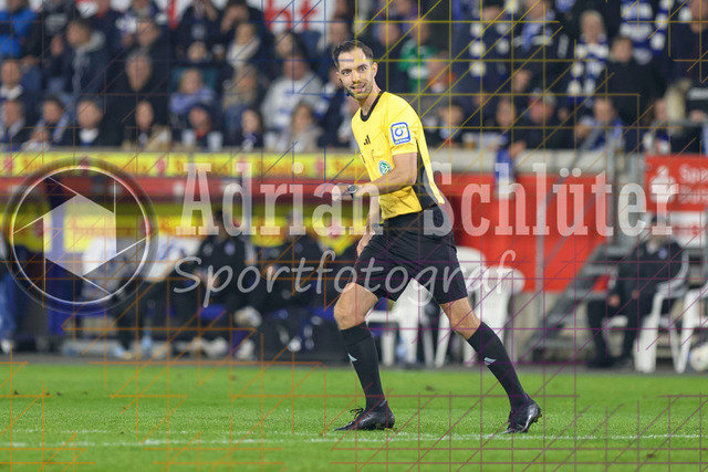 MSV Duisburg vs SV Waldhof Mannheim - 3. Liga | Duisburg, Deutschland, 07.11.25:   Schiedsrichter Christian Ballweg schaut waehrend des Spiels der 3. Liga MSV Duisburg vs SV Waldhof Mannheim in der schauinsland-reisen-arena(Foto von Brauer-Fotoagentur / Adrian Schlueter)