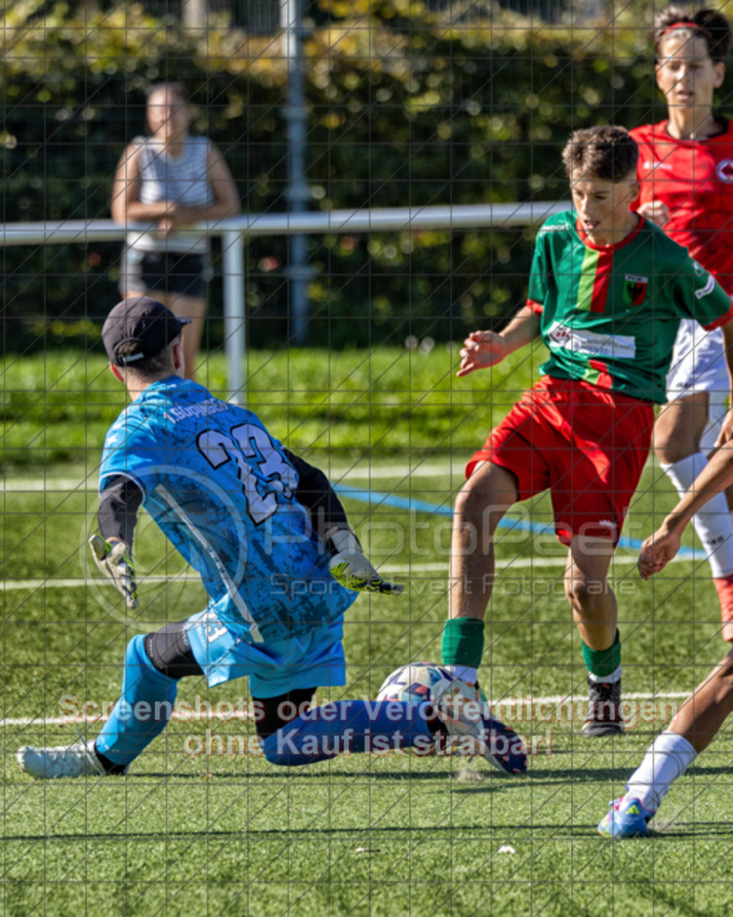 20250920_153322_0091-Bearbeitet-2 | #,1.Göppinger SV (rot) vs. FC Esslingen II (grün), Fussball, C-Junioren Leistungsstaffel Mitte - wfv 2025/2026, Kunstrasenplatz Nord, Hohenstaufenstr. 116, 73033 Göppingen, 20.09.2025 - 15:30 Uhr,Foto: PhotoPeet-Sportfotografie/Peter Harich
