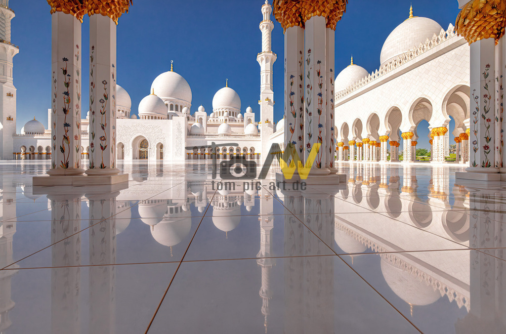 Innenhof der Scheich Zayid Moschee-----Abu Dhabi----Marmor | Das Bild zeigt die Scheich-Zayid-Moschee in Abu Dhabi, ein Meisterwerk der islamischen Architektur. Sie ist die größte Moschee in den Vereinigten Arabischen Emiraten und eine der größten der Welt. Der Bau begann 1996 und wurde nach 12 Jahren abgeschlossen. Sie bietet Platz für bis zu 40.000 Gläubige. Die Moschee ist für ihre beeindruckenden weißen Marmorkuppeln und die Verwendung von Blattgold und Swarovski-Kristallen bekannt.  - Realisiert mit Pictrs.com