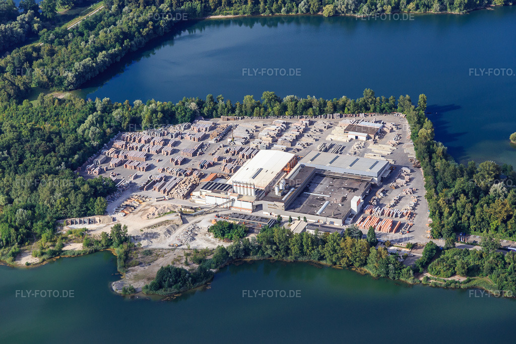 Luftbild: Betonwerk Lithonplus GmbH & Co. KG am Baggersee Fuchs&Gros im Ortsteil Eggenstein in Eggenstein-Leopoldshafen im Bundesland Baden-Württemberg in Deutschland. – Foto: IMG_093369.jpg vom 22.08.2016 durch Werner Riehm/FLY-FOTO.de – Auflösung des Originals: 5472 x 3648 px – Pflastersteine, Terrassenplatten, StufenSpezialist in Beton Lithonplus