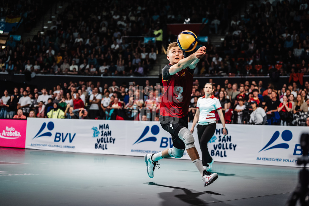 Volleyball | Männer | Testspiel | Deutschland vs. Italien | 26.05.2025 | Leonard Graven (#2, Deutschland) rettet den Ball