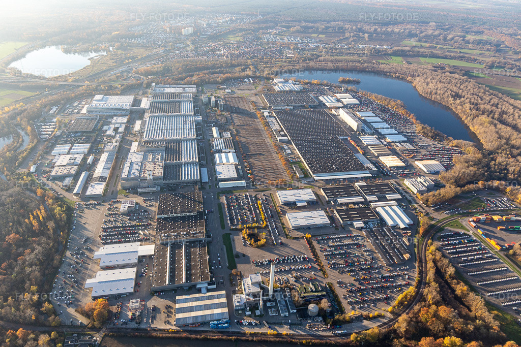 Luftbild: Daimler LKW Werk Wörth im Ortsteil Maximiliansau in Wörth im Bundesland Rheinland-Pfalz in Deutschland. Foto: IMG_123995.jpg vom 21.11.2020 durch Werner Riehm/FLY-FOTO.de