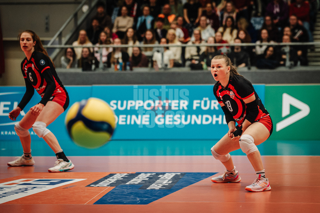 Volleyball | Frauen | Saison 2025/2026 | Volleyball Bundesliga | ETV Hamburger Volksbank Volleys vs. VC Wiesbaden | 14.03.2026 | Feli Anne Clemann (#19, ETV Hamburger Volksbank Volleys) schaut dem Ball hinterher