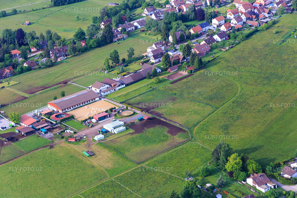 Luftbild: Gestüt Dobel in Dobel im Bundesland Baden-Württemberg in Deutschland. – Foto: IMG_079847.jpg vom 31.05.2015 durch Werner Riehm/FLY-FOTO.de – Auflösung des Originals: 5472 x 3648 px – Gestüt Dobel - Heimatgestüt von Olympiasiegern & Weltmeistern