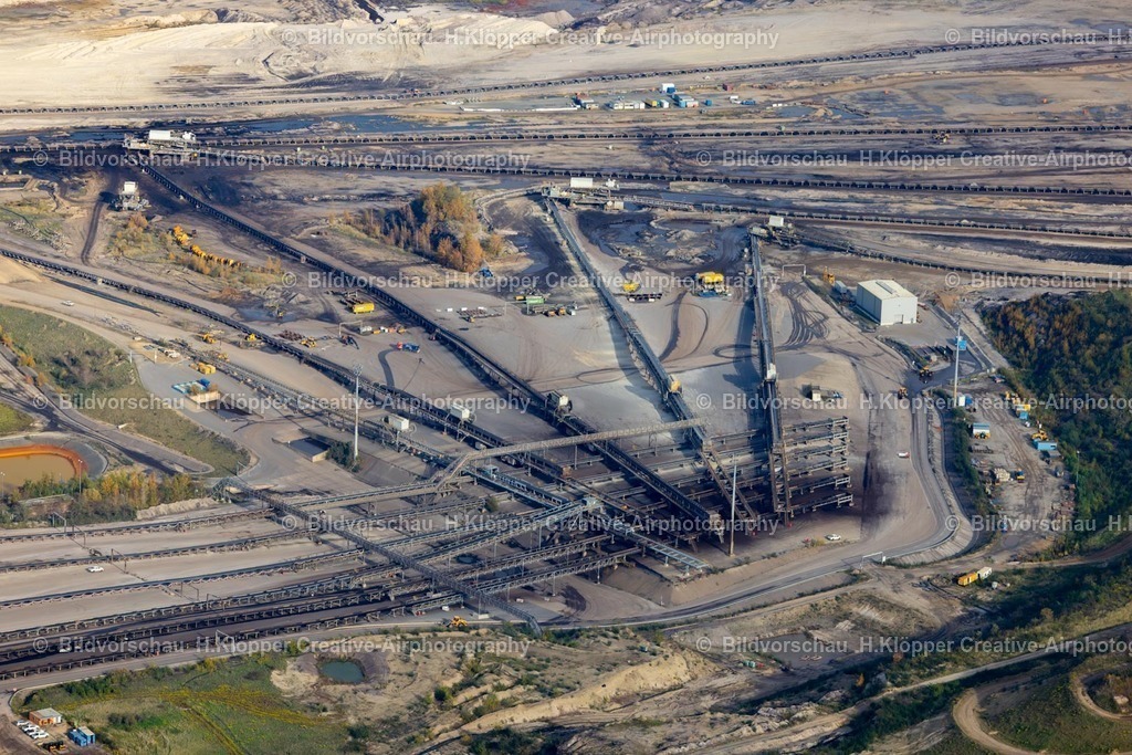 Luftbild Inden-7137 | Luftbildfotografie Förderbänder und Transportband- Logistikstrecken im Gelände und Abraum- Flächen des Steinkohle - Tagebau der RWE AG in Inden/Altdorf im Bundesland Nordrhein-Westfalen. - Realisiert mit Pictrs.com