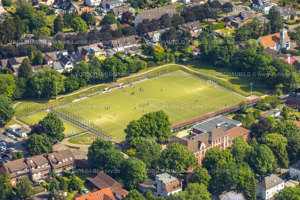 Gladbeck220501589 | Luftbild, Fußballspieler auf dem Sportplatz Hegestraße, Josefschule kath. Grundschule, Rentfort, Gladbeck, Ruhrgebiet, Nordrhein-Westfalen, Deutschland