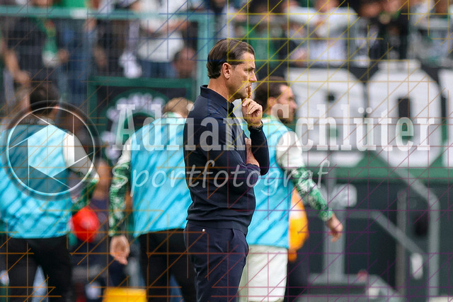 Borussia Mönchengladbach vs SV Werder Bremen - Bundesliga  | Mönchengladbach, Deutschland, 14.09.25:   Gerardo Seoane (Borussia Mönchengladbach) schaut waehrend des Spiels der Bundesliga zwischen Borussia Mönchengladbach vs SV Werder Bremen im Stadion im Borussia Park(Foto von Brauer-Fotoagentur / Adrian Schlueter)