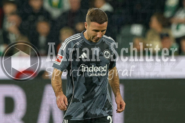 Borussia Mönchengladbach vs Eintracht Frankfurt - Bundesliga  | Mönchengladbach, Deutschland, 27.09.25:   Mario Götze (Eintracht Frankfurt) schaut waehrend des Spiels der Bundesliga zwischen Borussia Mönchengladbach vs Eintracht Frankfurt im Stadion im Borussia Park(Foto von Brauer-Fotoagentur / Adrian Schlueter)
