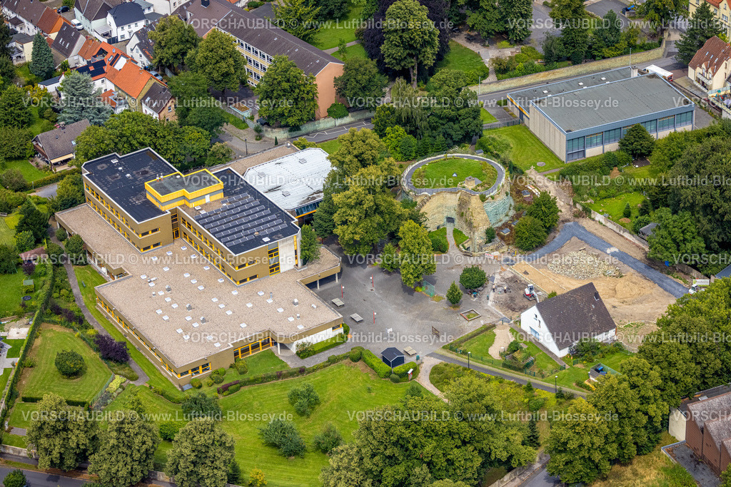 Werl240712080 | Luftbild, Altes Schloss Werl, Schlossruine des ehemaligen kurfürstlichen Stadtschlosses, Ursulinengymnasium und Sporthalle, Werl, Soester Börde, Nordrhein-Westfalen, Deutschland