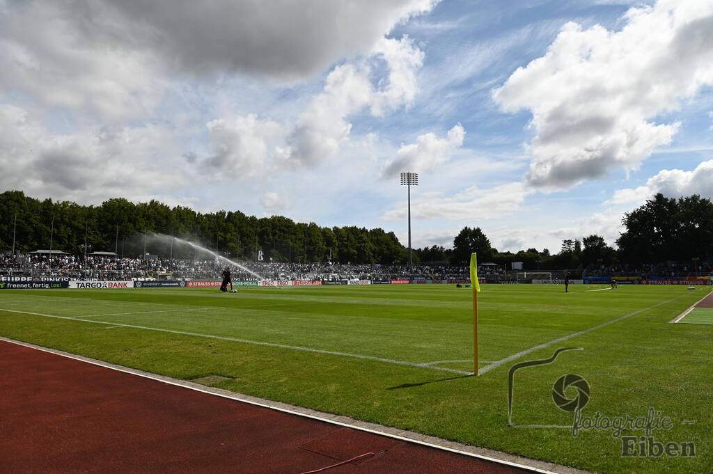 SV Atlas-Delmenhorst-Borussia Mönchengladbach | DFB-Pokal 1. Runde;SV Atlas Delmenhorst (gelb)-Borussia Mönchengladbach (schwarz) am 17.08.2025 in Oldenburg (Marschweg-Stadion), Photo: Philip Eiben 2025 - Realisiert mit Pictrs.com