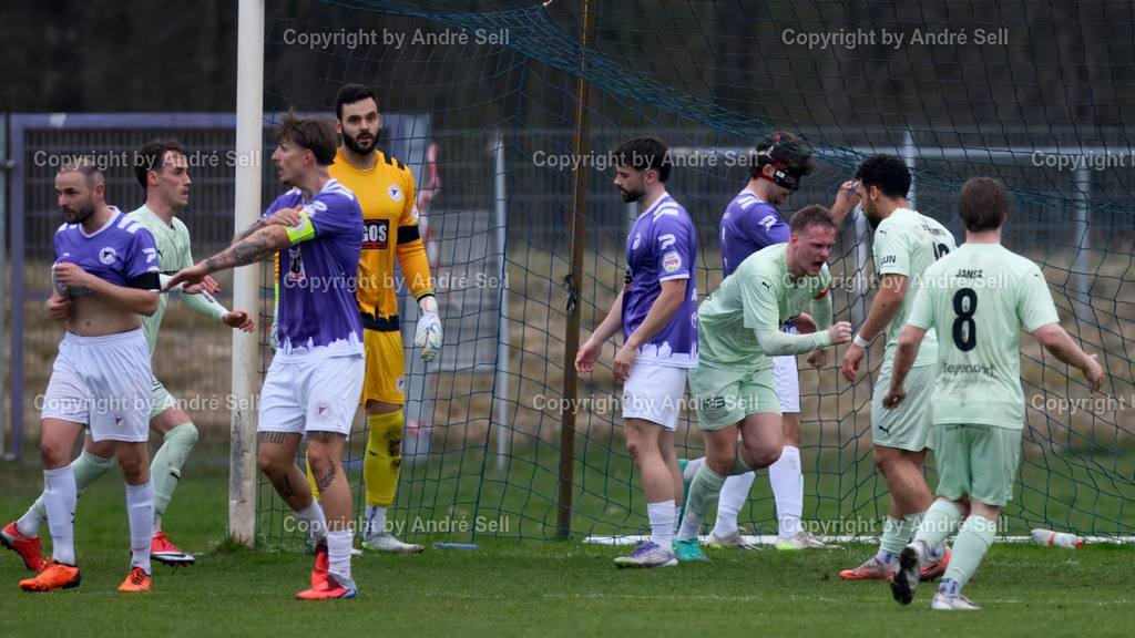 VfR Neumünster (lila) vs PSV Neumünster (grün) | Timo Barendt (PSV #22 3.v.r.) setzt nach seinem Treffer zum 1-2 zum Jubellauf an / Fußball-Oberliga Männer 2025/2026 / VfR Neumünster (lila) vs PSV Neumünster (grün) / Grümmi-Arena / Neumünster / 15.04.26 - Realisiert mit Pictrs.com
