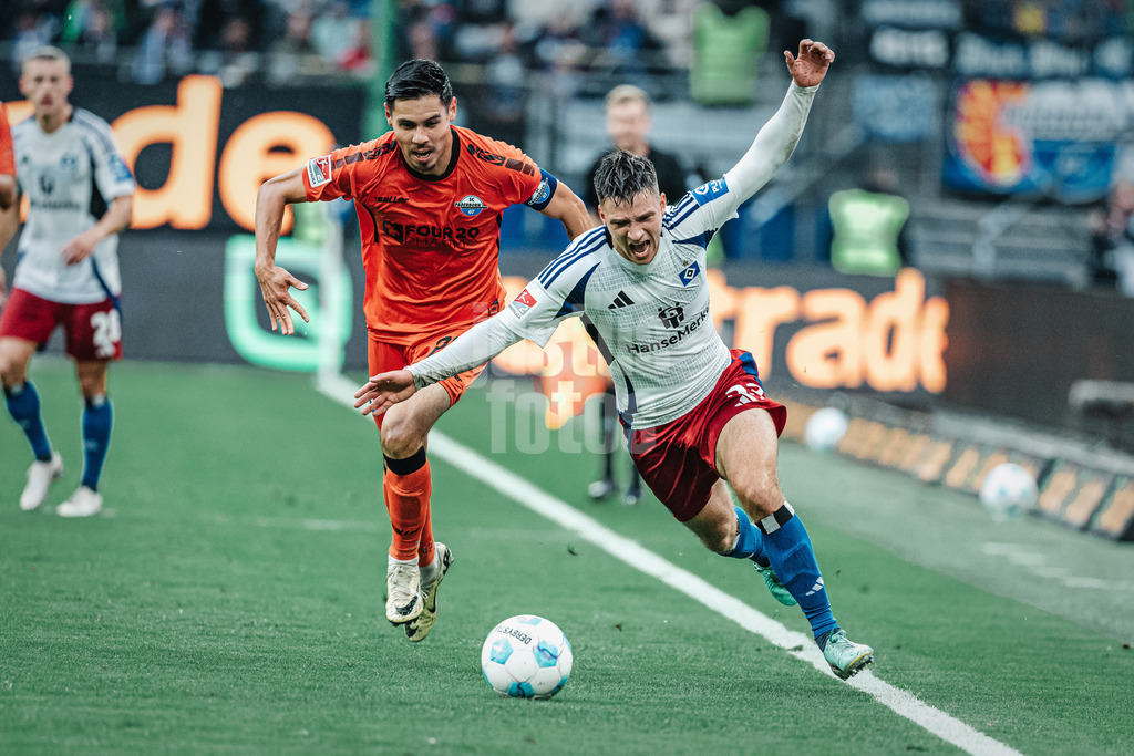 Fußball | Männer | Saison 2024/2025 | 2. Fußball-Bundesliga | 7. Spieltag | Hamburger SV vs. SC Paderborn 07 | 28.09.2024 | v.l. Zweikampf zwischen Noah Katterbach (#33, HSV) und Raphael Obermair (#23, SC Paderborn 07)