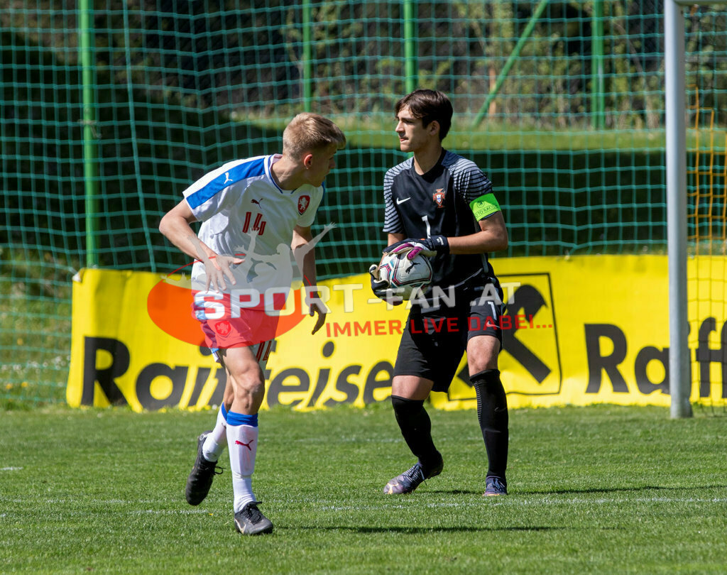 Portugal  U15 -Czech Republic U15 | ONDREJ PENXA (Czech Republic #14) DIOGO FERREIRA (Portugal #1) ; Portugal  U15 -Czech Republic U15 am 29.04.2022 in Arnoldstein
(Sportplatz), AUSTRIA, (Photo by Ernst Krawagner sport-fan.at) - Realisiert mit Pictrs.com
