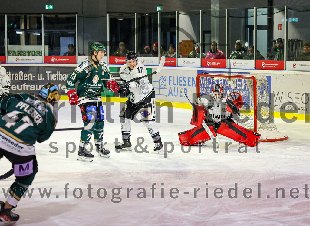 2025-11-25_135_TSV_Erding_gegen_EHF_Passau_Black_Hawks | Erding, Deutschland, 25.11.2025:Eishockey, Oberliga Süd 2025 / 2026, 20. Spieltag, TSV Erding gegen EHF Passau Black Hawks, Endergebnis: 2:3 n.V.Marco Pfleger (Erding Gladiators, #47), Pascal Steck (Erding Gladiators, #73), Daniel Maul (EHF Passau Black Hawks, #17), Torwart Janik Engler (EHF Passau Black Hawks, #30)Foto: Christian Riedel / fotografie-riedel.net