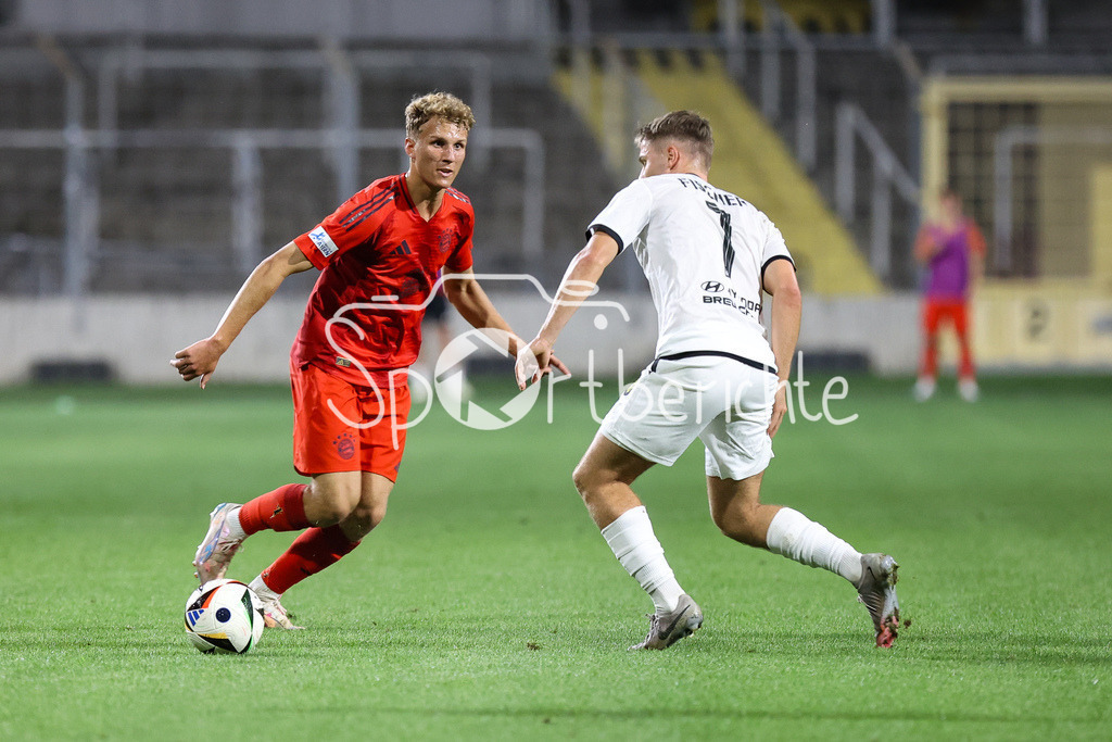 FC Bayern Amateure - DjK Vilzing | im Duell Kurt RUEGER (FC Bayern München II #12) und Benedikt FISCHER (DJK Vilzing #7) / Zweikampf / Regionalliga Bayern: FC Bayern München II - DjK Vilzing, Grünwalder Stadion am 30.08.2024