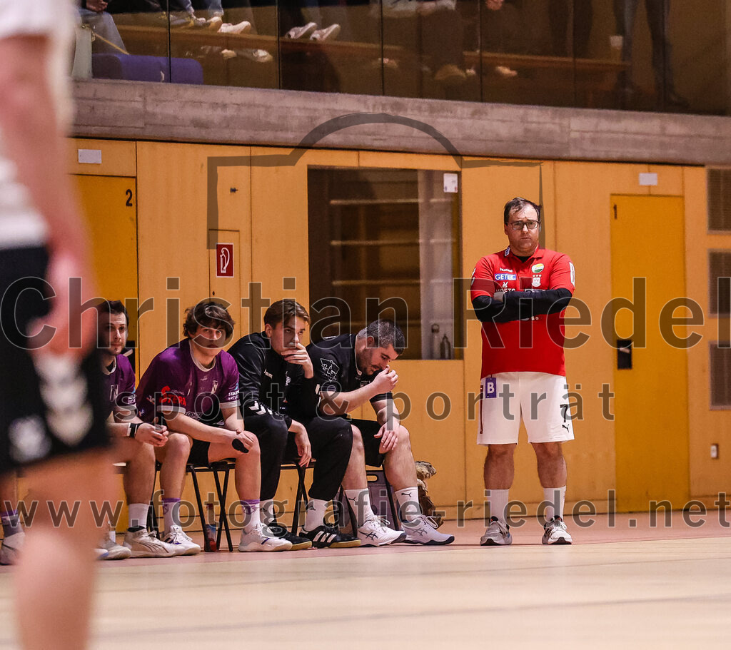 2025-02-15_089_SpVgg_Altenerding_gegen_SVW_Burghausen | Erding, Deutschland, 15.02.2025:Handball, Bezirksoberliga Männer 2024 / 2025, 16. Spieltag, SpVgg Altenerding gegen SVW Burghausen, Endergebnis: 32:31Trainer Simon Klawe (SpVgg Altenerding)Foto: Christian Riedel / fotografie-riedel.net