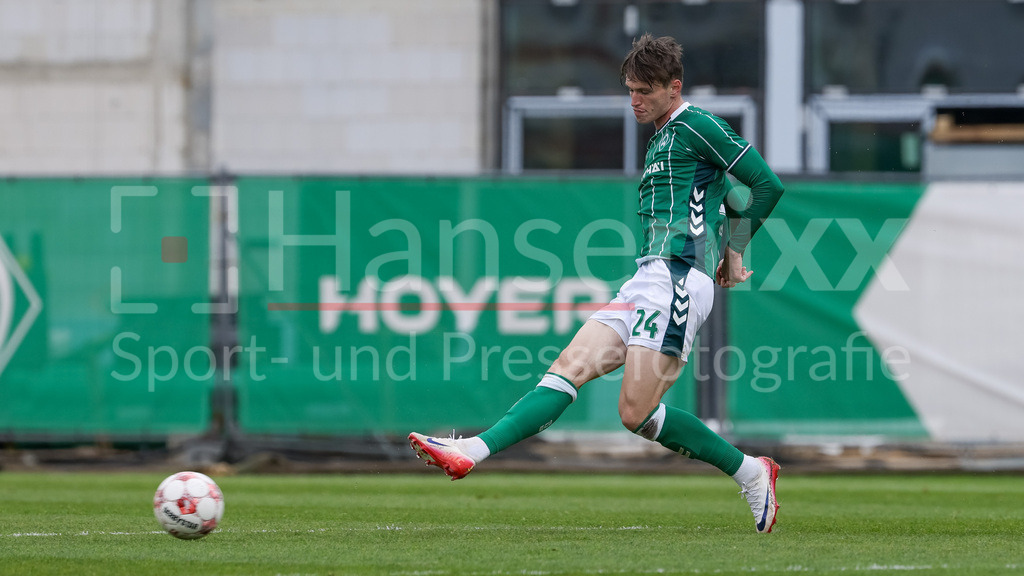 Fussball, Regionalliga Nord, SV Werder Bremen II - SSV Jeddeloh | Dominik Kasper (SV Werder Bremen II, 24) am Ball, Freisteller, Einzelbild, Ganzkörper, Aktion, Action, Spielszene