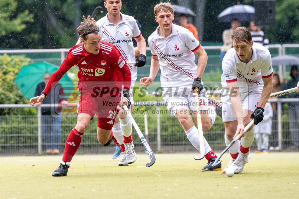 SFE_20250524_0084 | Köln, Deutschland, 24.05.2025:  Hockey 1. Bundesliga Herren Rot-Weiss Köln - Mannheimer THC im KTHC Stadion Rot-Weiss Köln Tennis and Hockey Club am 24.05.2025 in Köln, Deutschland. (Foto von Stephan Fehrmann)Köln, Germany, 24.05.2025: Hockey 1. Bundesliga Herren Rot-Weiss Köln - Mannheimer THC in KTHC Stadion Rot-Weiss Köln Tennis and Hockey Club at 24.05.2025 in Köln, Deutschland. (Foto from Stephan Fehrmann)