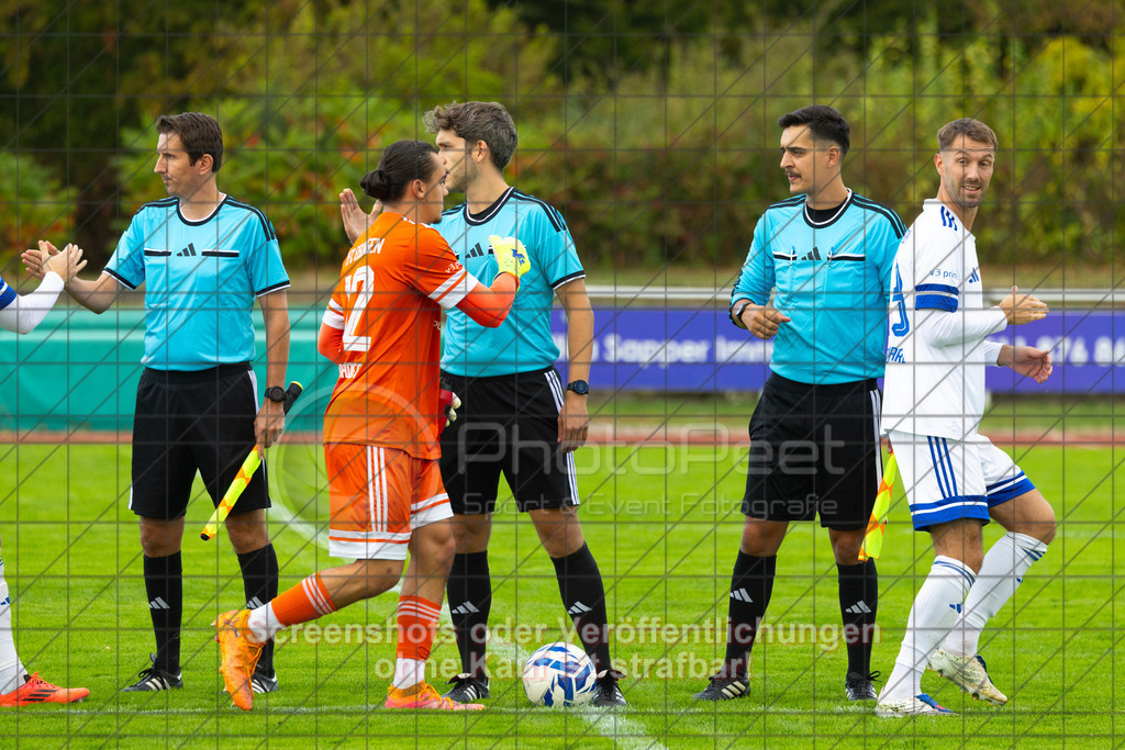 20261010_152819_0201_(c)_by_PhotoPeet | #,1.FC Eislingen (weiß) vs. TSV Bernhausen (lila), Fussball, Landesliga 2 - wfv, 11. Spieltag, Saison 2026/2027, Rasenplatz, Eichbachstation, Haldenstraße, 73054 Eislingen, 10.10.2026 - 15:30 Uhr,Foto: PhotoPeet / Sport- &amp; Eventfotografie / Peter Harich