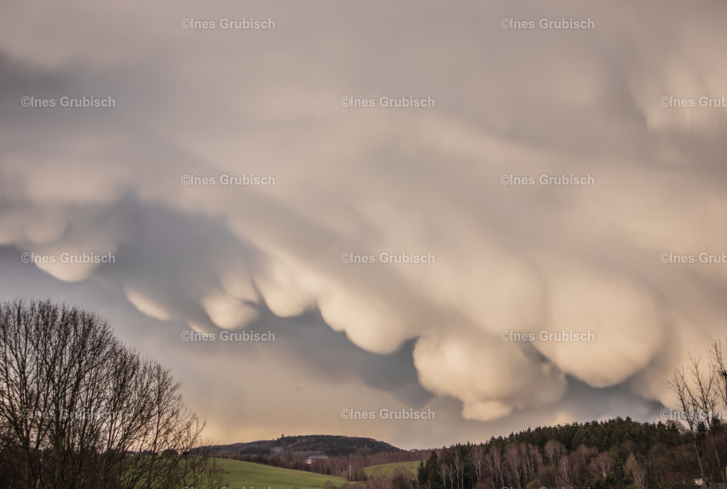 Bizarre Wolken über dem Pöhlberg | Lila Lubbenbomm - Artwork by Ines Grubisch - Realisiert mit Pictrs.com