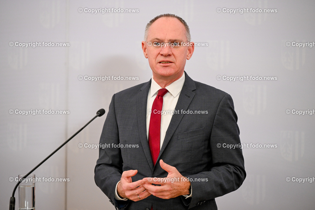 Pressekonferenz Land Ooe_ BM Karner_ LH  Stelzer_ 30.01.2024-17 | 30.01.2024, Linz, AUT, Pressekonferenz Land Ooe, BM Karner, LH Stelzer, Personaloffensive bei der Polizei – Rueckblick und Ausblick im Bild BM Gerhard Karner (VP, Inneres)